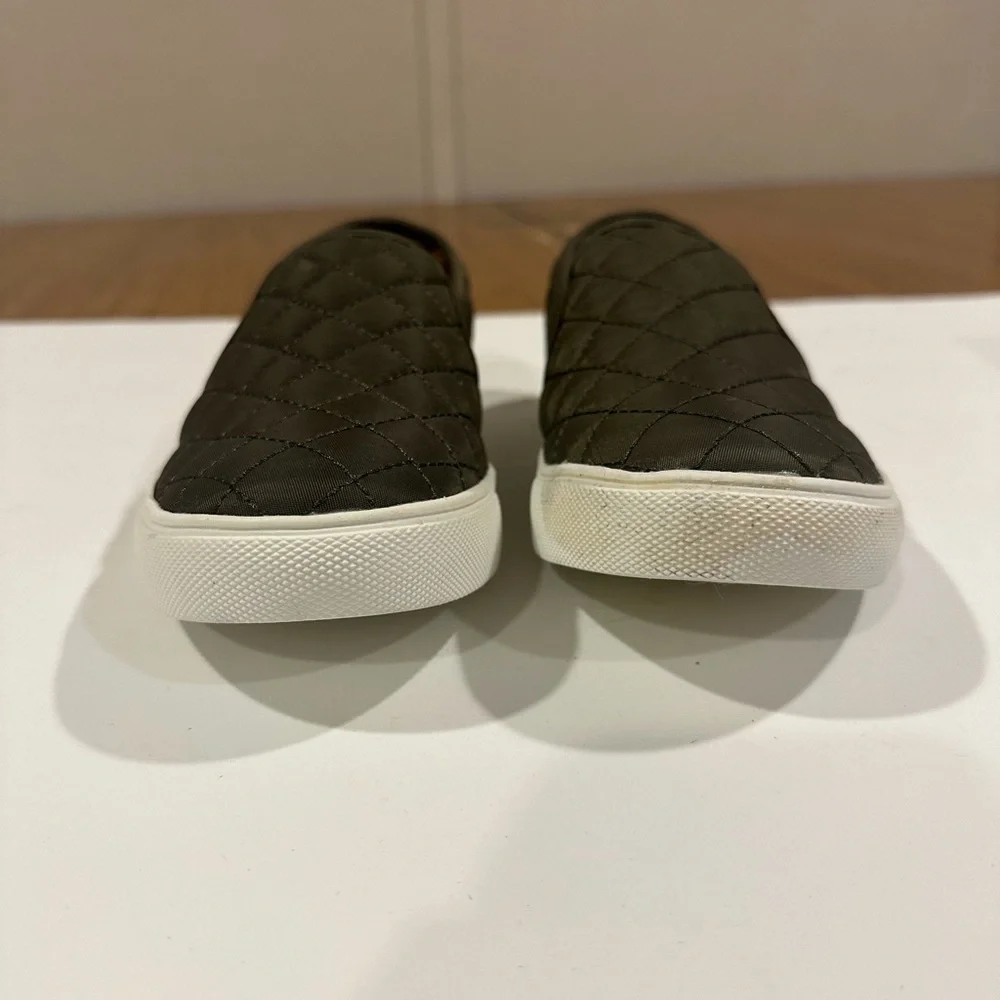 STEVE MADDEN Endell Olive Slip Ons Size 7.5 - Picture 2 of 8